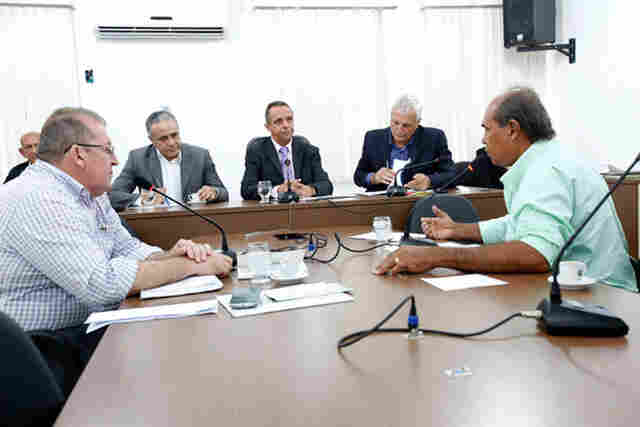 Deputados ouvem chefe da residência do DER sobe furto de máquinas