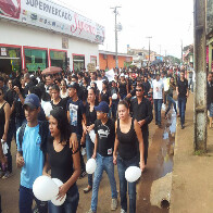 Familiares de vigia morto por menor, e populares fazem caminhada contra a violência