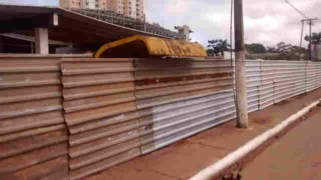 Obra de supermercado &#34;engole ponto de ônibus em grande avenida de Porto Velho