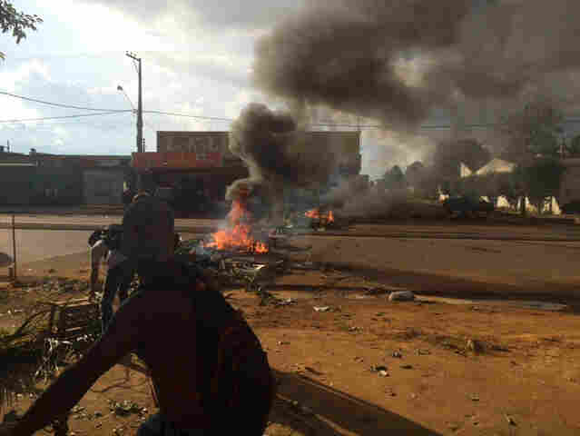Manifestantes fecham Avenida Vieira Caúla reivindicando melhorias para Skate Parque