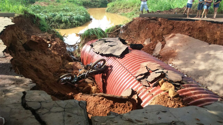 MOTOCICLISTAS CAEM EM CRATERA ABERTA APÓS CHUVA EM PORTO VELHO