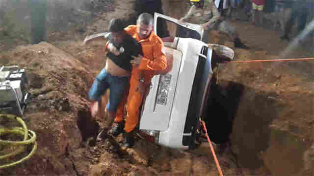 Carro cai dentro de vala aberta pela Prefeitura