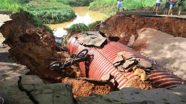MOTOCICLISTAS CAEM EM CRATERA ABERTA APÓS CHUVA EM PORTO VELHO