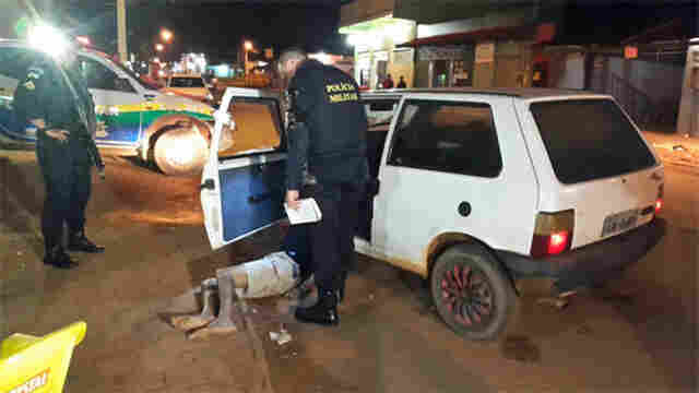 Ao sair de festa, homem é baleado dentro do carro