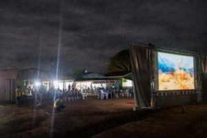 Circo e cinema fazem a alegria da criançada