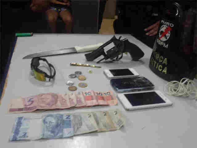 Dupla faz arrastão em ônibus mas é presa pela PM