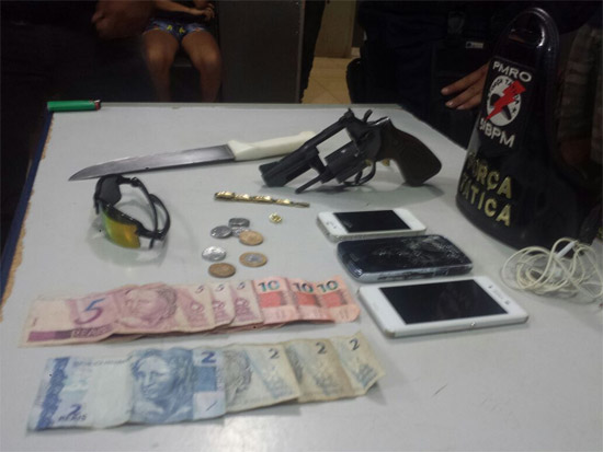 Dupla faz arrastão em ônibus mas é presa pela PM