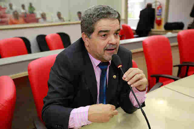 Aélcio da TV pede asfaltamento para o Três Marias