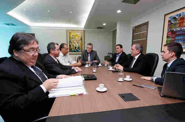 Maurão busca solução para Azul não interromper voos no interior