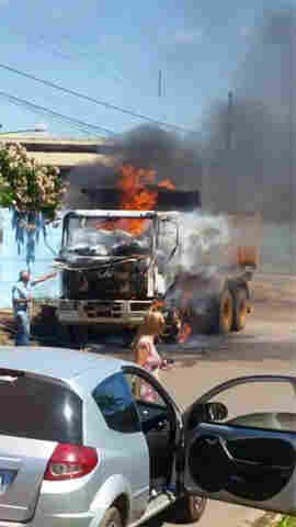 Incêndio destrói caminhão na zona norte da Capital