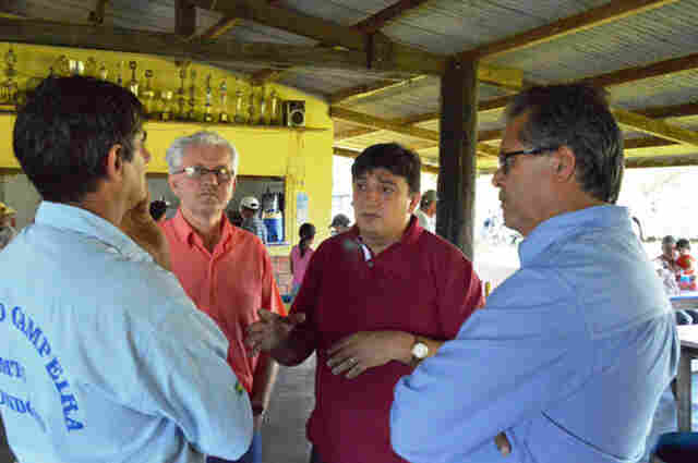 Cleiton Roque apresenta novo diretor do DER e gerente regional da Emater para produtores rurais do &#83;etor Roosevelt