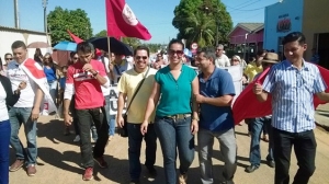 Profissionais da educação de Alto Paraíso fazem passeata em protesto por valorização