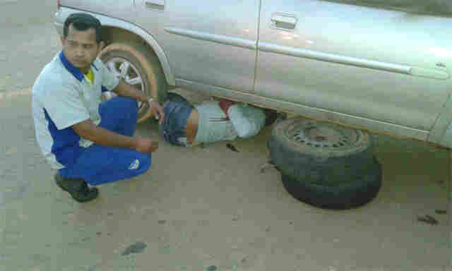 Motociclista vai parar embaixo de carro após colisão