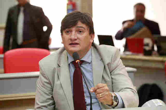 Cleiton Roque pede providências da Caerd