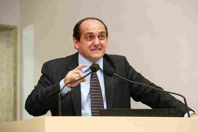 Laerte denuncia possível irregularidade em pregão