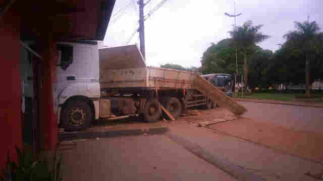 Caminhão carregado de madeira invade empresa no Trevo do Roque