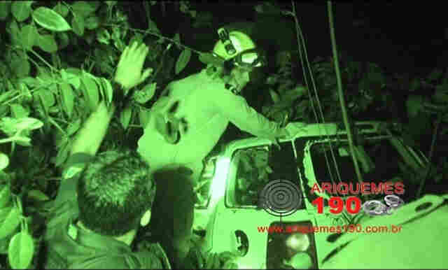 Sargento da PM e esposa morrem após carro cair no Rio Preto, na BR 364