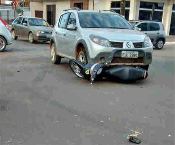 Choque entre carro e moto deixa motoqueiro ferido