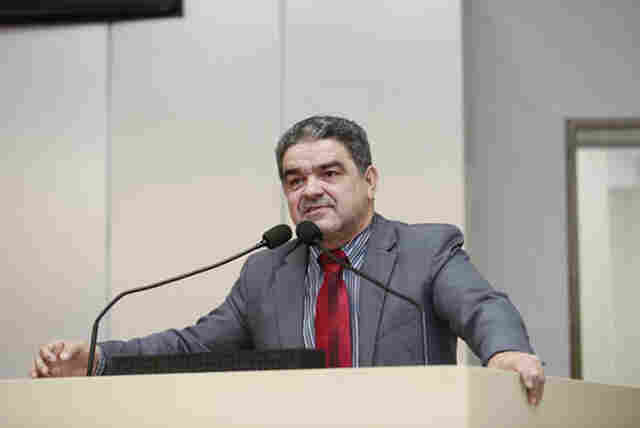 Aélcio da TV propõe e deputados aprovam retirada de ideologia de gênero