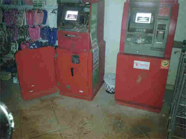 CRIMINOSOS EXPLODEM CAIXAS ELETRÔNICOS EM SUPERMERCADO MAS NÃO CONSEGUEM LEVAR DINHEIRO