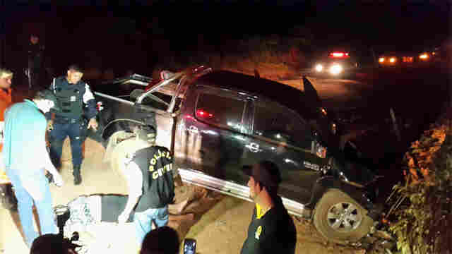 Mulher morre em acidente após motorista colidir carro em barranco