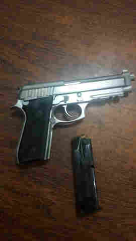 Polícia apreende pistola e moto, mas bandidos conseguem fugir