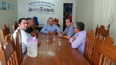 Com folha atrasada e problemas no CAUC, prefeito de Costa Marques pede ajuda a Laerte Gomes