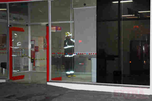 Bombeiros controlam fogo em caixa eletrônico