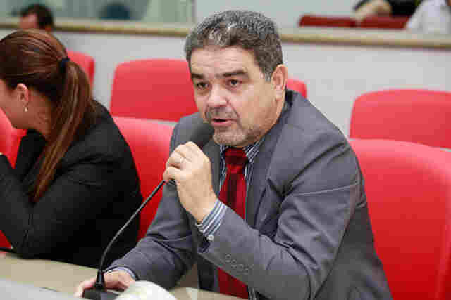 Aélcio da TV pede recuperação de ruas em Nova Aliança