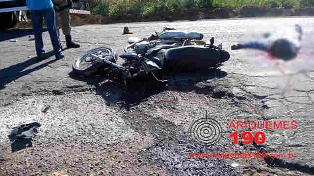 Jovens morrem em colisão de moto com dois veículos