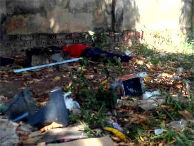 Populares encontram corpo de morador de rua em terreno baldio