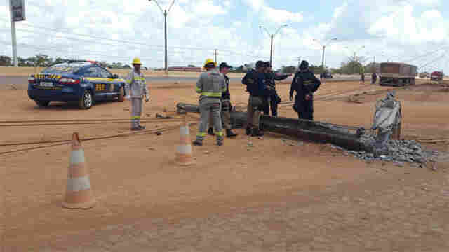 Caçamba derruba poste de fiação de alta tensão na BR-364