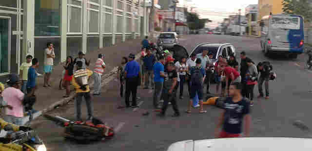 Motociclista morre em acidente após avançar sinal