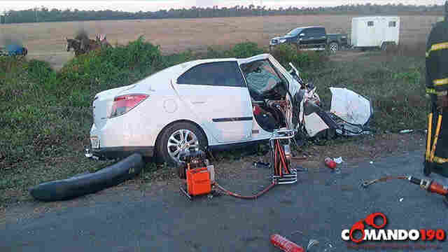 Três morrem em acidente na BR 364 envolvendo carro e ambulância da Fhemeron
