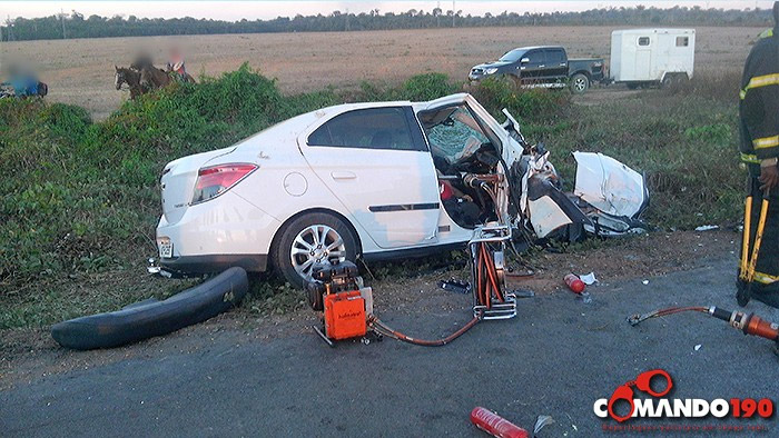 Três morrem em acidente na BR 364 envolvendo carro e ambulância da Fhemeron