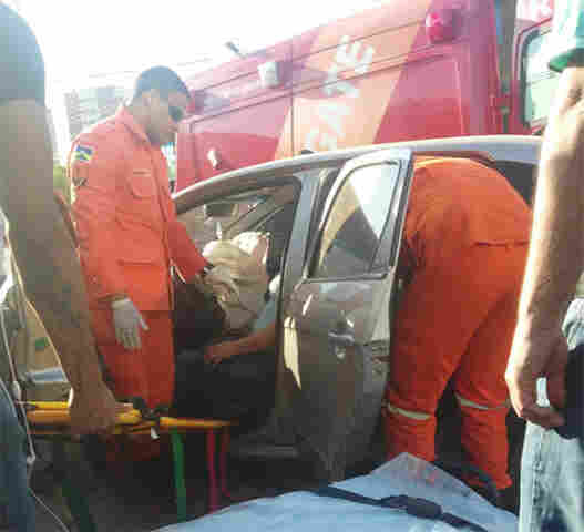 Colisão entre carros deixa mulher ferida