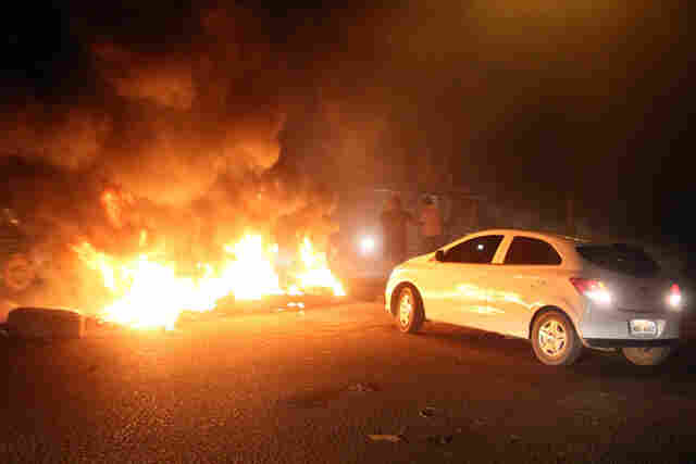 Moradores protestam e queimam pneus e madeira na Avenida Rio de Janeiro