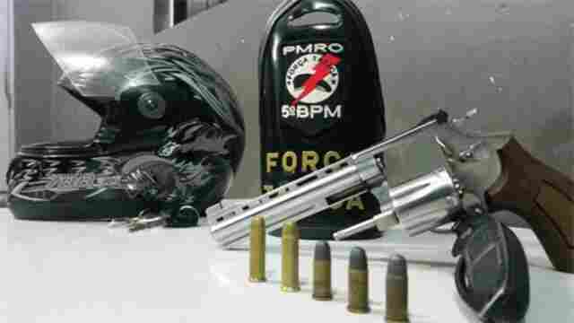 Dupla rouba moto e suspeito tenta escapar fazendo família refém