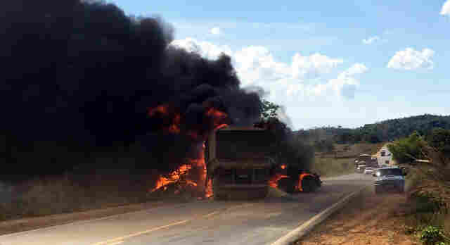 COLISÃO ENTRE CARRETAS NA BR-364 DEIXA DOIS GRAVEMENTE FERIDOS; Vídeo