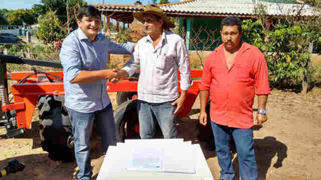 Cleiton Roque entrega implementos agrícolas em Corumbiara