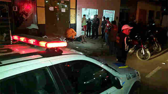 Populares agridem homem a facadas e pauladas