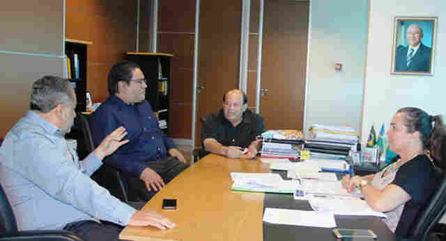 Luiz Cláudio visita secretária de educação e reivindica ações para o &#115;etor agrícola