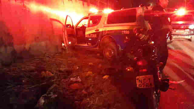 Durante perseguição, Polícia derruba muro de escola para não atropelar motoqueiros