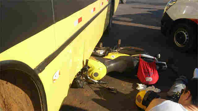 Colisão grave entre mototaxista e ônibus escolar