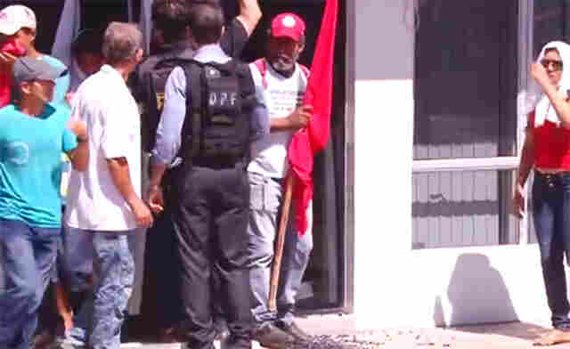 Vídeo mostra ação da PF na desocupação do prédio da Receita em Ji-Paraná