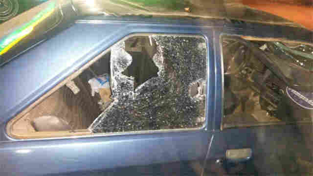 Mototaxistas são acusados de destruir carro depois de acidente