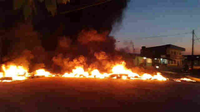 Moradores protestam e exigem tratamento igualitário em bairro da Zona Leste