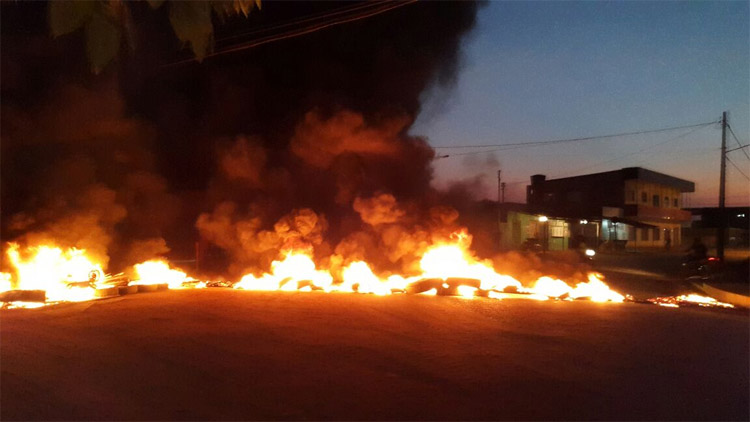 Moradores protestam e exigem tratamento igualitário em bairro da Zona Leste
