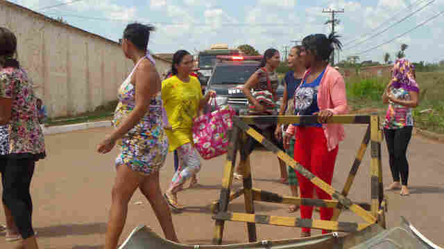 Mulheres protestam por visita intima; Sindicato diz que faltam agentes penitenciários