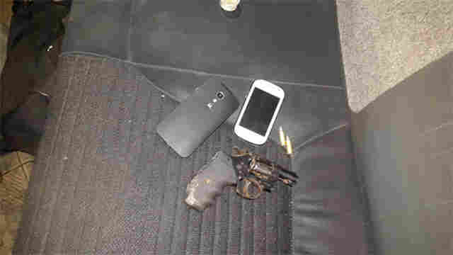 Dupla tenta fugir após roubo e acaba presa com revólver